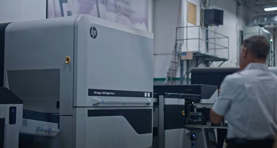 A person working in a factory with an HP Indigo 100K A person working in a factory with an HP Indigo 100K